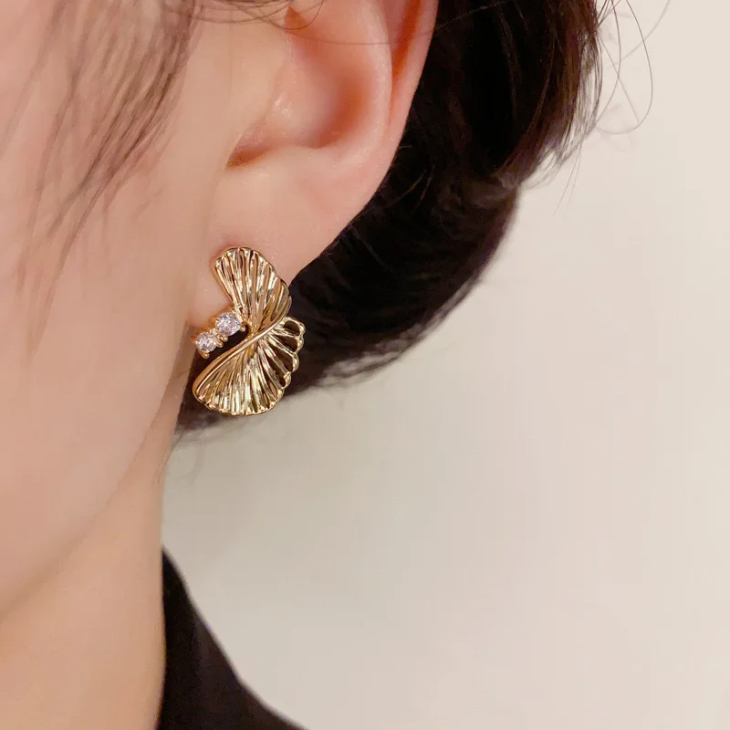 ELEGANTE MUSCHEL-OHRSTECKER